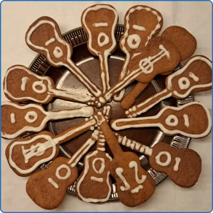 Cookie cutter gingerbreads in a circle